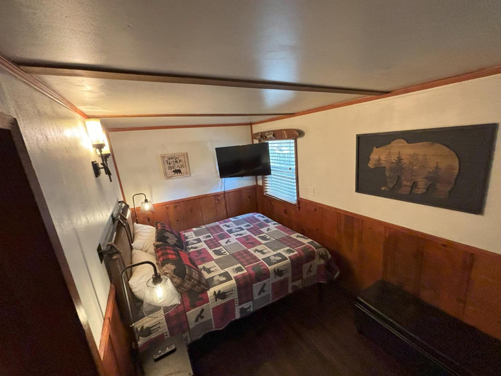 Snow Bunny Lodge - Perfect Big Bear Getaway! Deck With A New Hot Tub And Charcoal Barbecue! ビッグ・ベアー・レイク エクステリア 写真