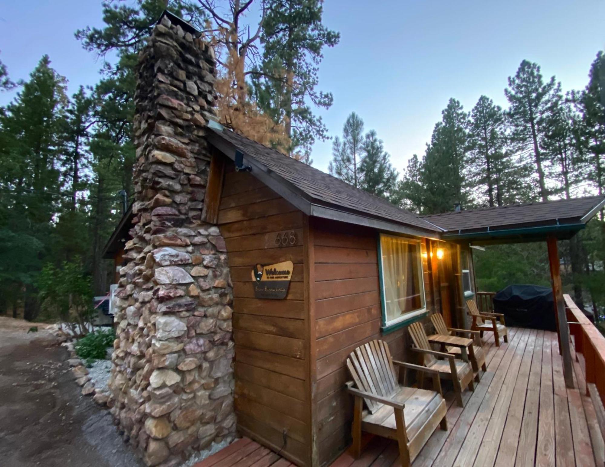 Snow Bunny Lodge - Perfect Big Bear Getaway! Deck With A New Hot Tub And Charcoal Barbecue! ビッグ・ベアー・レイク エクステリア 写真