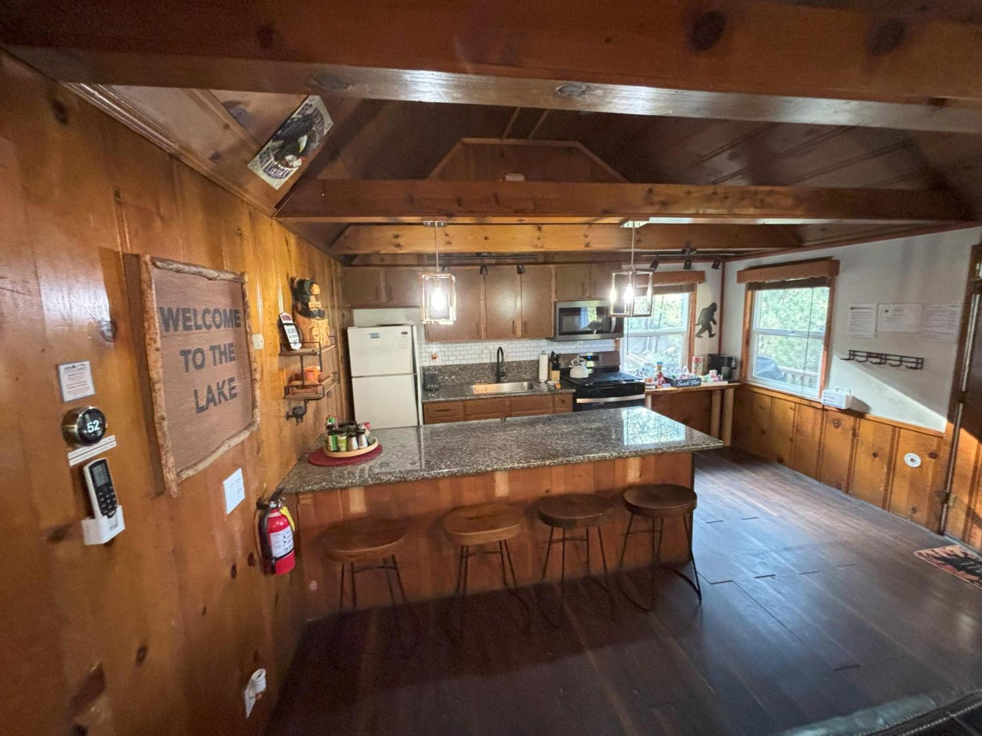 Snow Bunny Lodge - Perfect Big Bear Getaway! Deck With A New Hot Tub And Charcoal Barbecue! ビッグ・ベアー・レイク エクステリア 写真