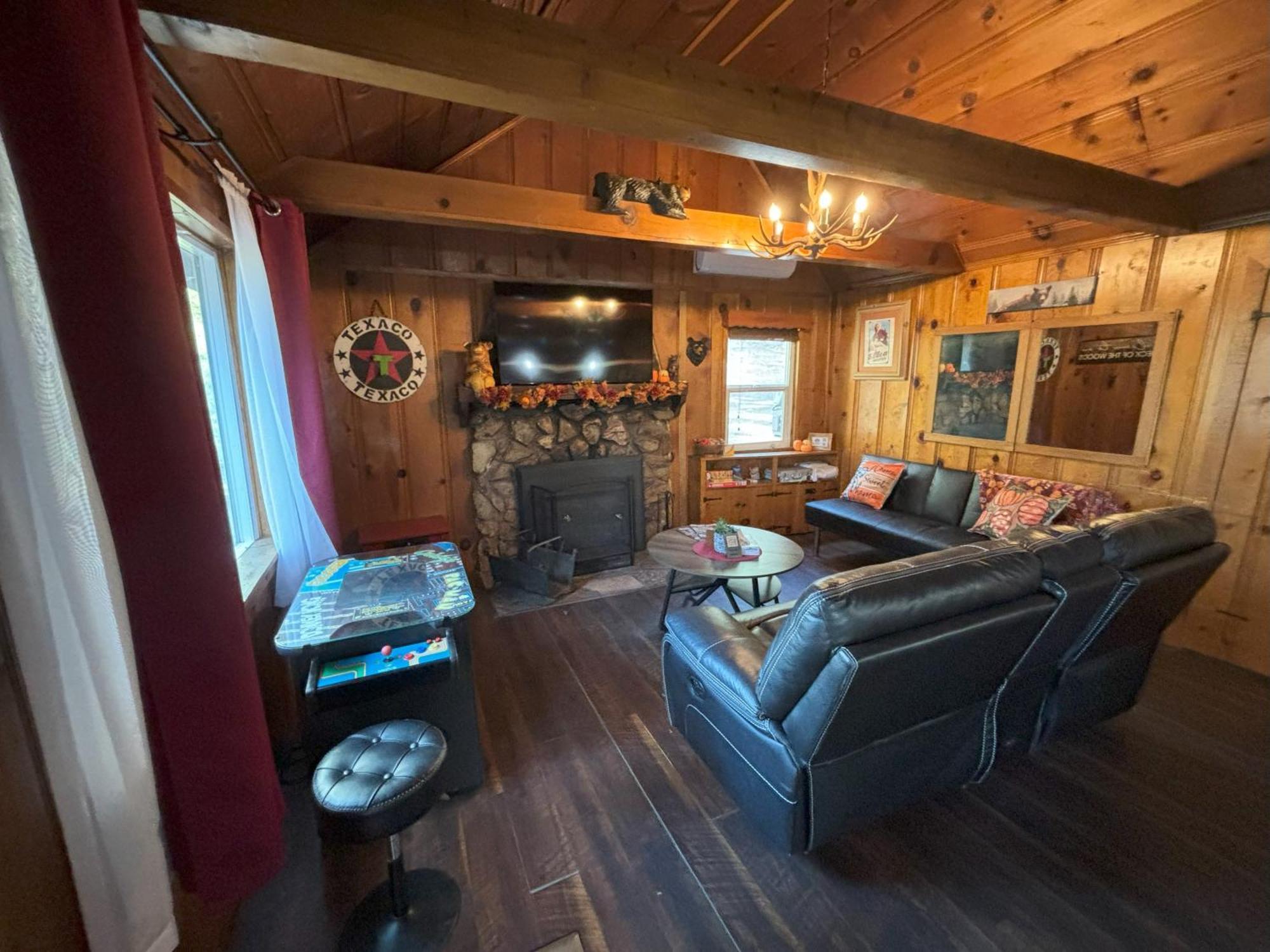 Snow Bunny Lodge - Perfect Big Bear Getaway! Deck With A New Hot Tub And Charcoal Barbecue! ビッグ・ベアー・レイク エクステリア 写真