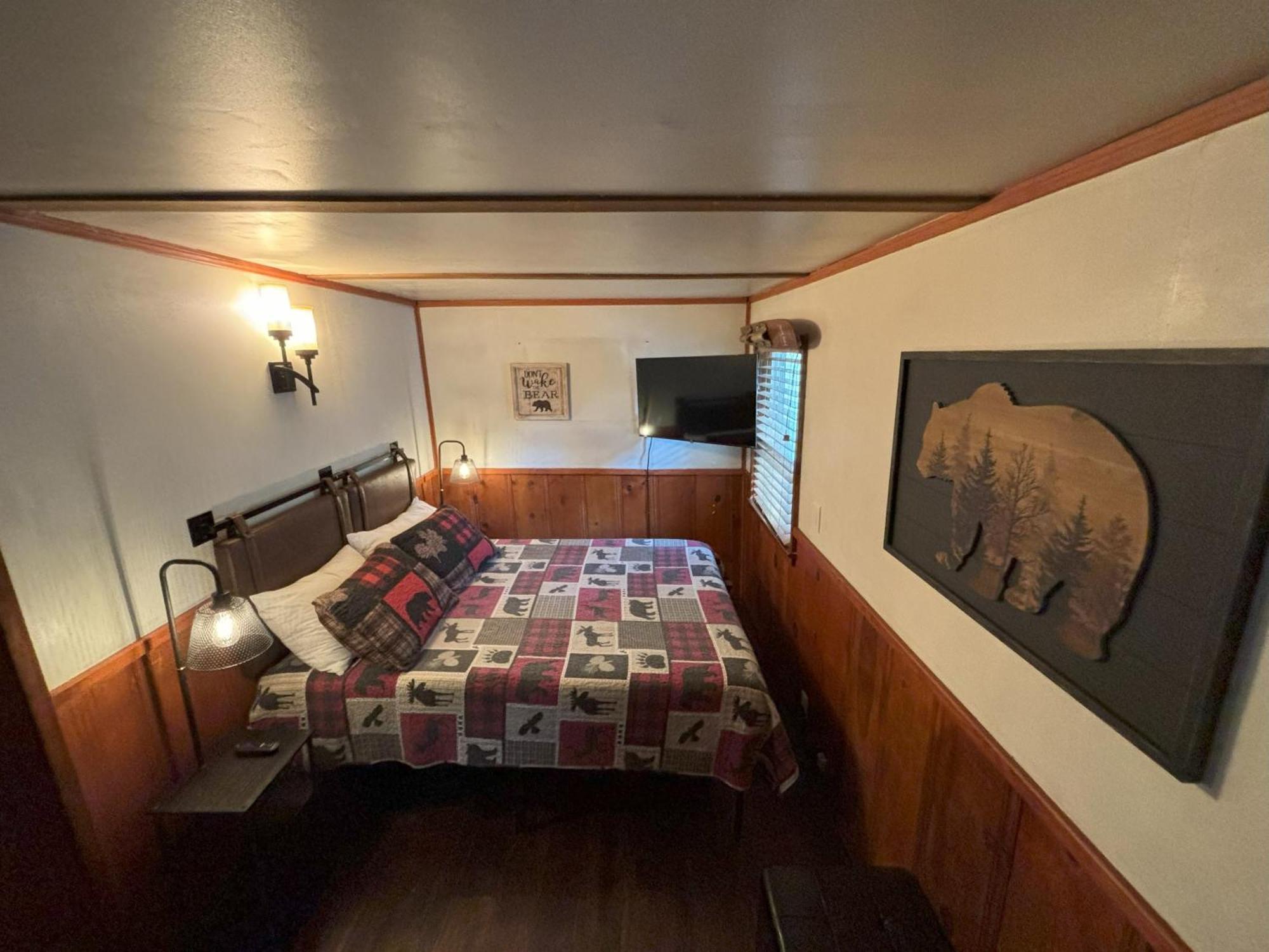 Snow Bunny Lodge - Perfect Big Bear Getaway! Deck With A New Hot Tub And Charcoal Barbecue! ビッグ・ベアー・レイク エクステリア 写真